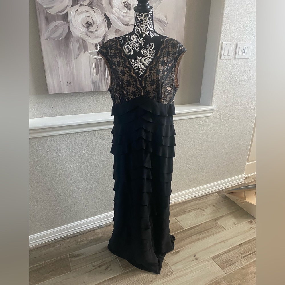 Adrianna Pappell Formal Full Length Dress w Tulip Skirt Black and Nude 14W